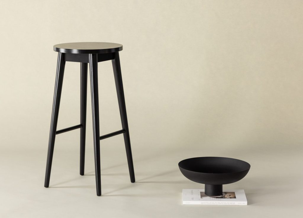 Lot de 2 tabourets de bar Mollösand hévéa noir assise 75 cm mis en scène autour d'un îlot ou d'une table haute