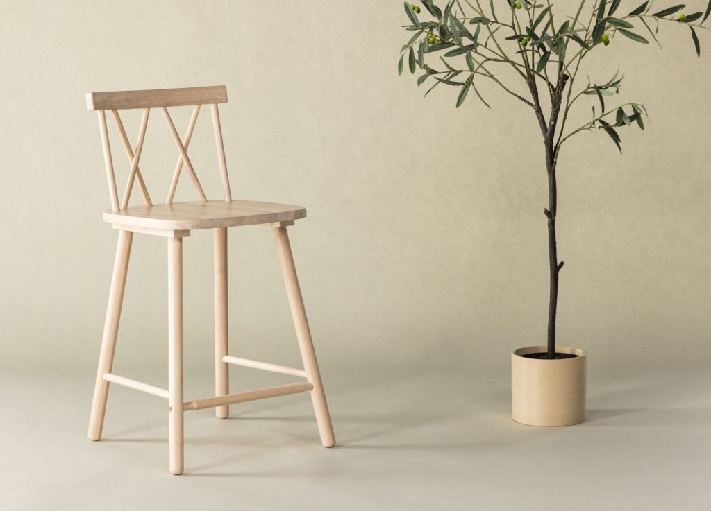 Lot de 2 tabourets de bar Mollöström hévéa blanchi assise 60 cm mis en scène autour d'un îlot ou d'une table haute
