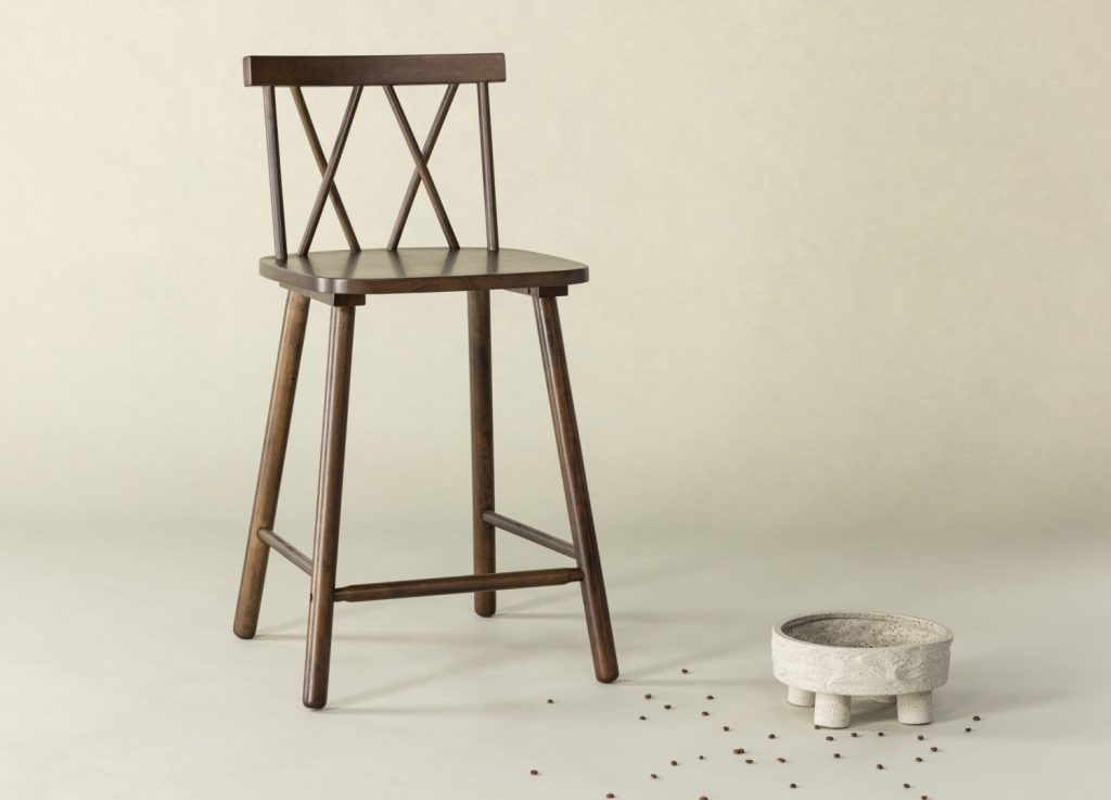 Lot de 2 tabourets de bar Mollöström hévéa moka assise 60 cm mis en scène autour d'un îlot ou d'une table haute
