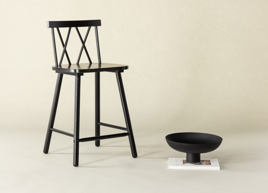 Lot de 2 tabourets de bar Mollöström hévéa noir assise 60 cm mis en scène autour d'un îlot ou d'une table haute