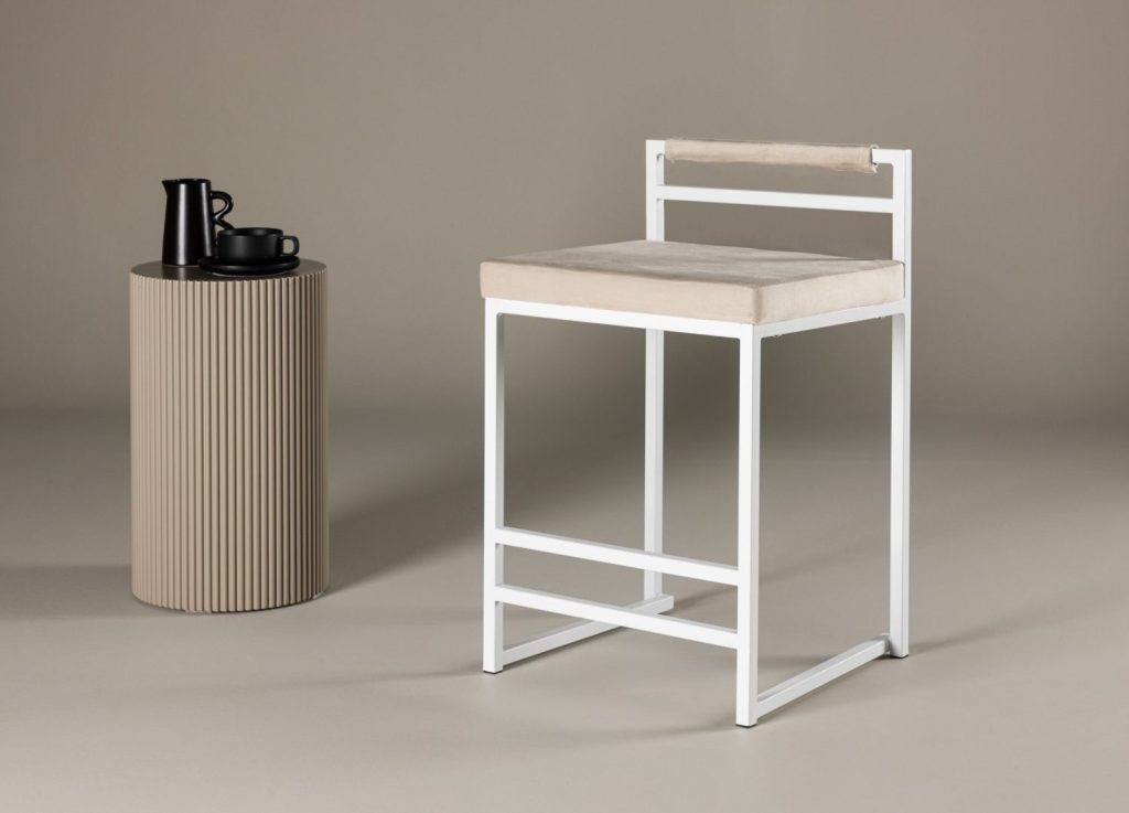 Tabouret de bar Opelika velours beige assise 58 cm mis en scène autour d'un îlot ou d'une table haute
