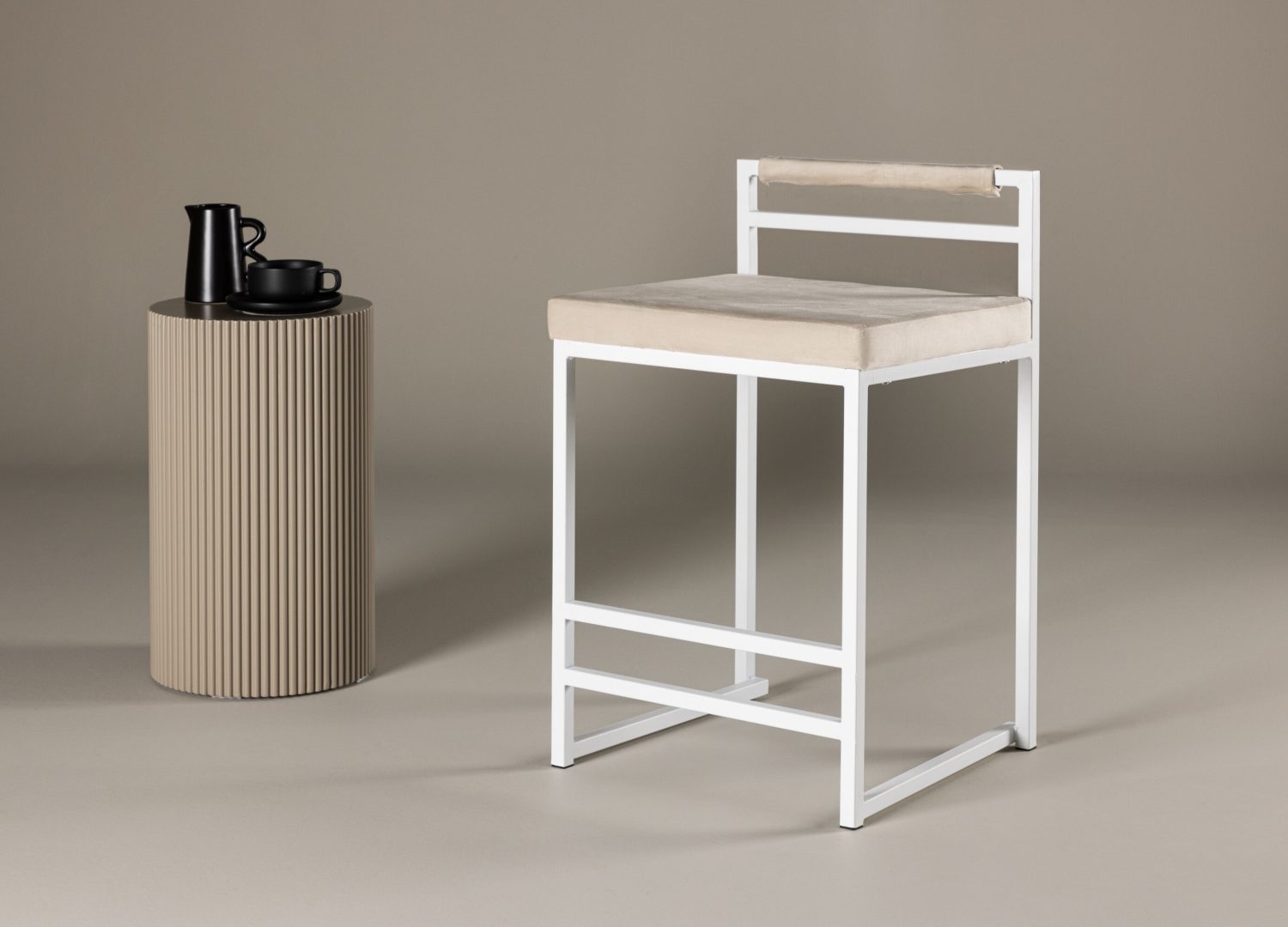 Tabouret de bar Opelika velours beige assise 58 cm mis en scène autour d'un îlot ou d'une table haute