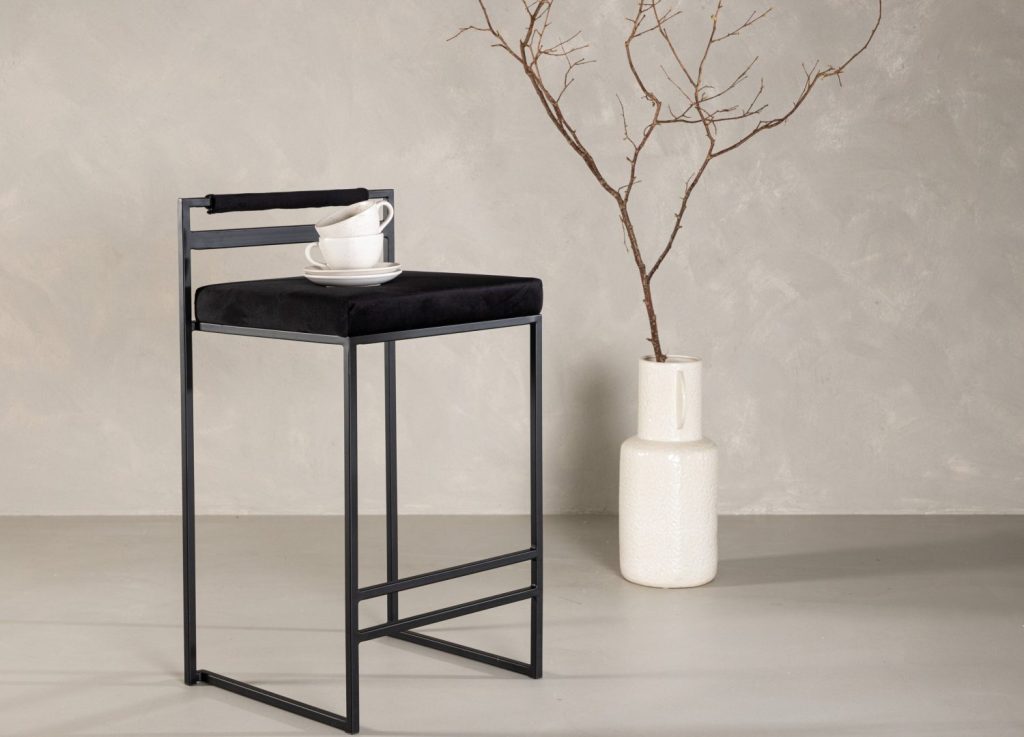 Lot de 2 tabourets de bar Opelika velours noir assise 66 cm mis en scène autour d'un îlot ou d'une table haute