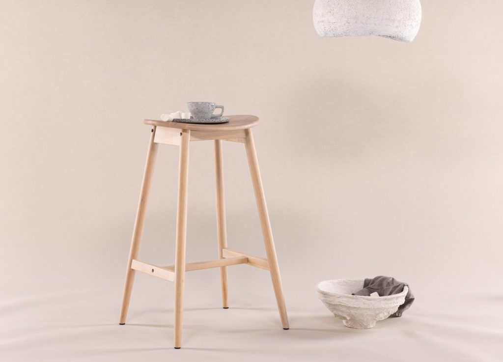 Tabouret de bar Orust hévéa blanchi assise 77 cm mis en scène autour d'un îlot ou d'une table haute