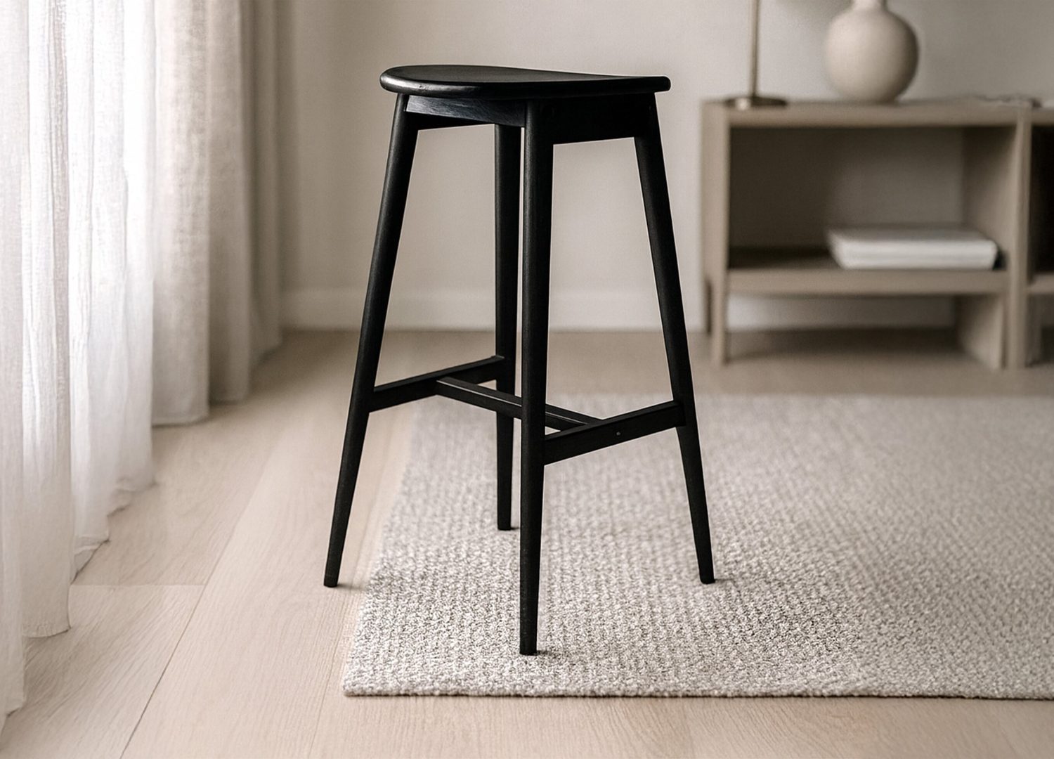 Tabouret de bar Orust hévéa noir assise 77 cm mis en scène autour d'un îlot ou d'une table haute