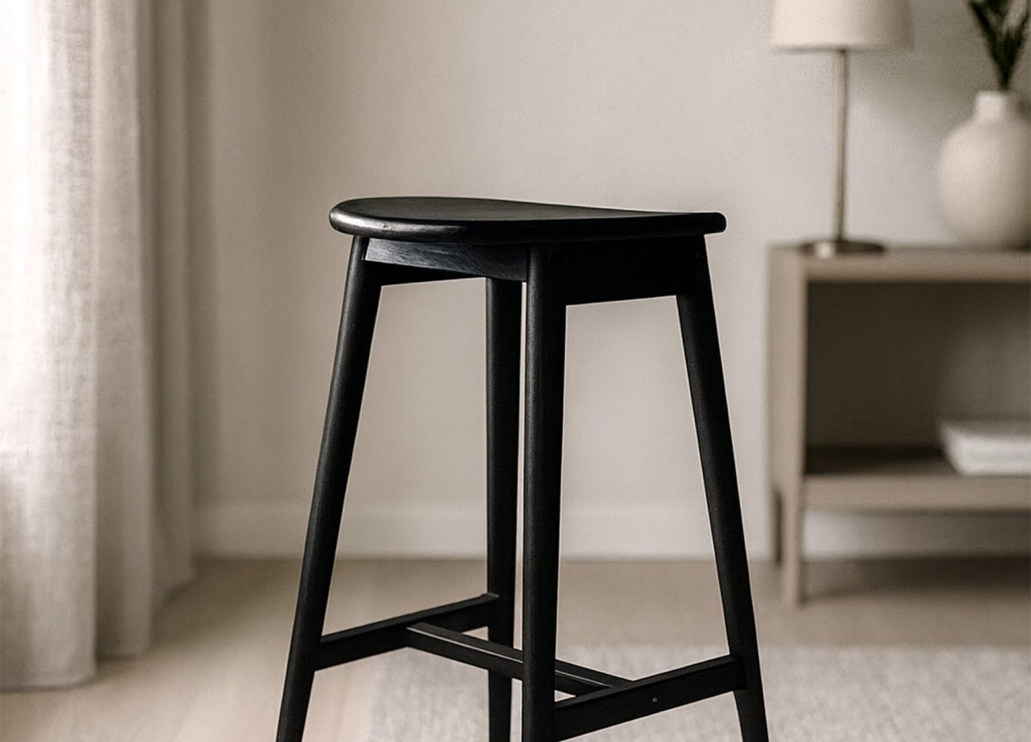 Tabouret de bar Orust hévéa noir assise 77 cm présenté dans un espace repas en hauteur