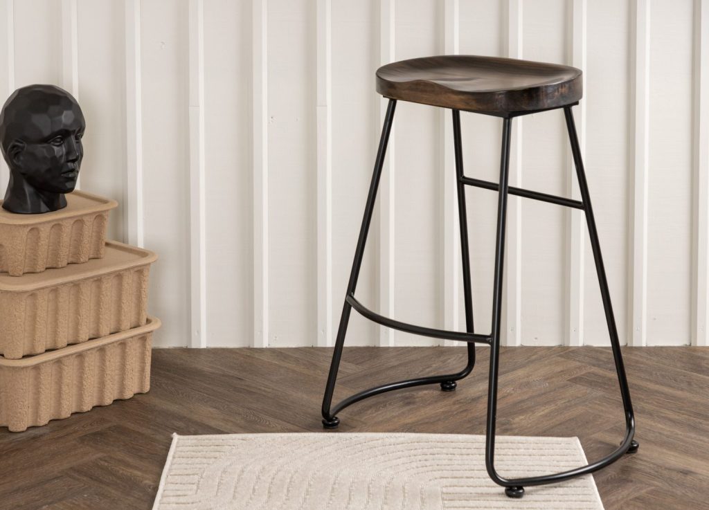 Lot de 2 tabourets de bar Ozark acier walnut assise 74 cm mis en scène autour d'un îlot ou d'une table haute