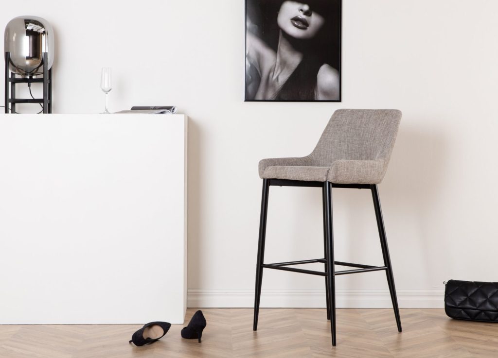 Lot de 2 tabourets de bar Plaza tissu effet lin beige assise 77 cm mis en scène autour d'un îlot ou d'une table haute