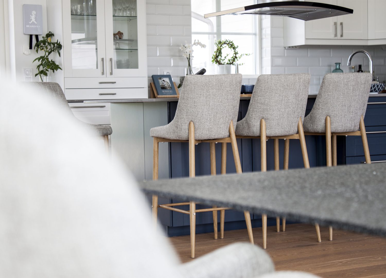 Lot de 2 tabourets de bar Plaza tissu effet lin gris clair assise 74 cm mis en scène autour d'un îlot ou d'une table haute