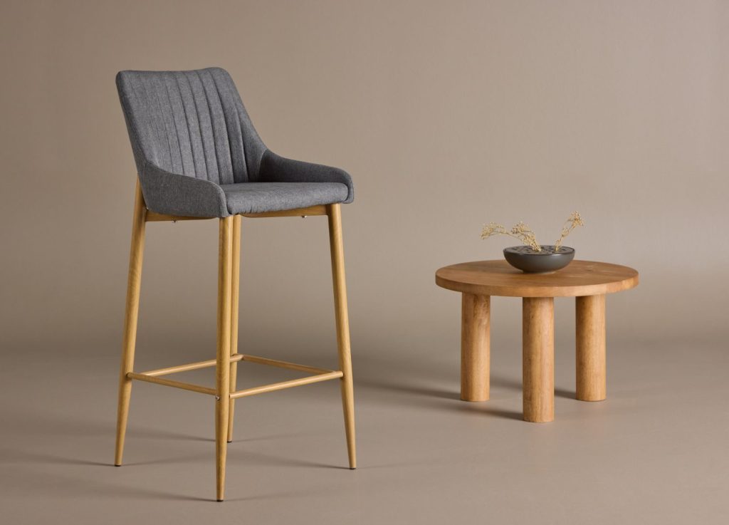Lot de 2 tabourets de bar Plaza tissu effet lin gris foncé assise 74 cm mis en scène autour d'un îlot ou d'une table haute