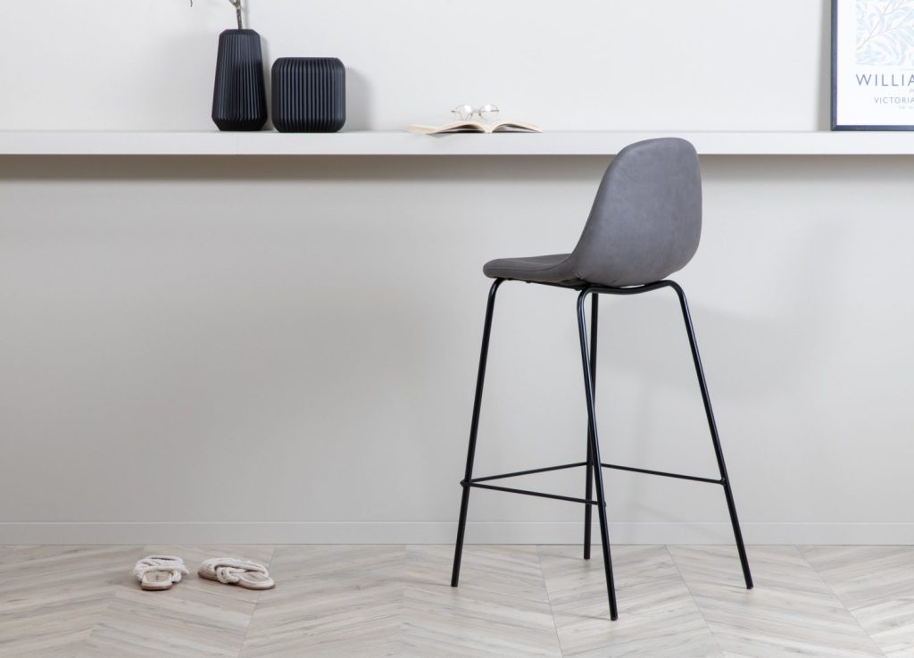 Lot de 2 tabourets de bar Polar microfibre et tissu effet lin gris assise 76,5 cm mis en scène autour d'un îlot ou d'une table haute
