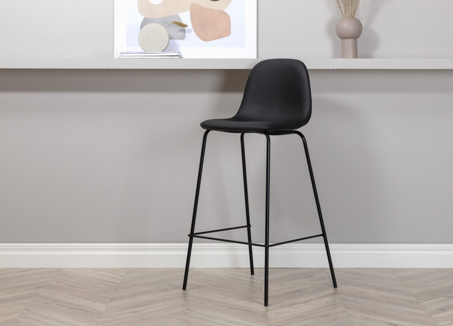 Lot de 2 tabourets de bar Polar similicuir noir assise 77 cm mis en scène autour d'un îlot ou d'une table haute