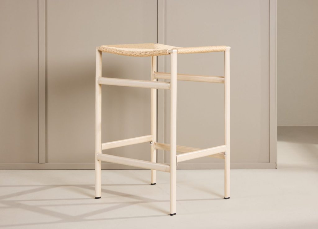 Lot de 2 tabourets de bar Polly cordage beige assise 66 cm mis en scène autour d'un îlot ou d'une table haute