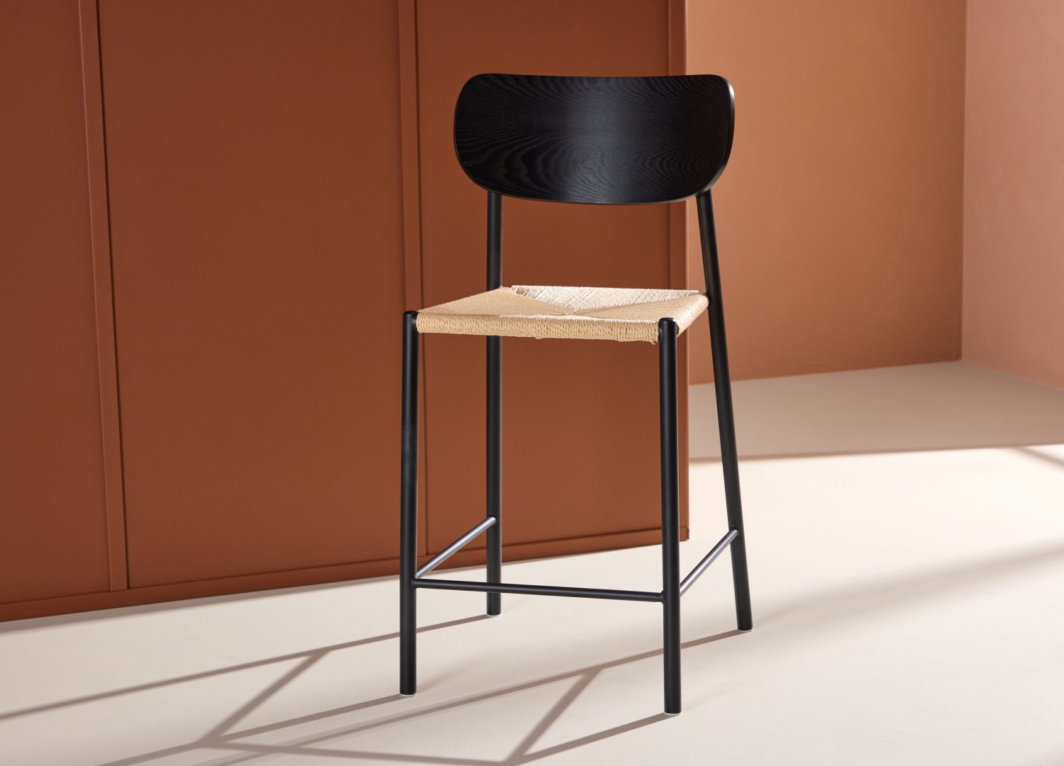 Tabouret de bar Polly cordage beige assise 67 cm mis en scène autour d'un îlot ou d'une table haute