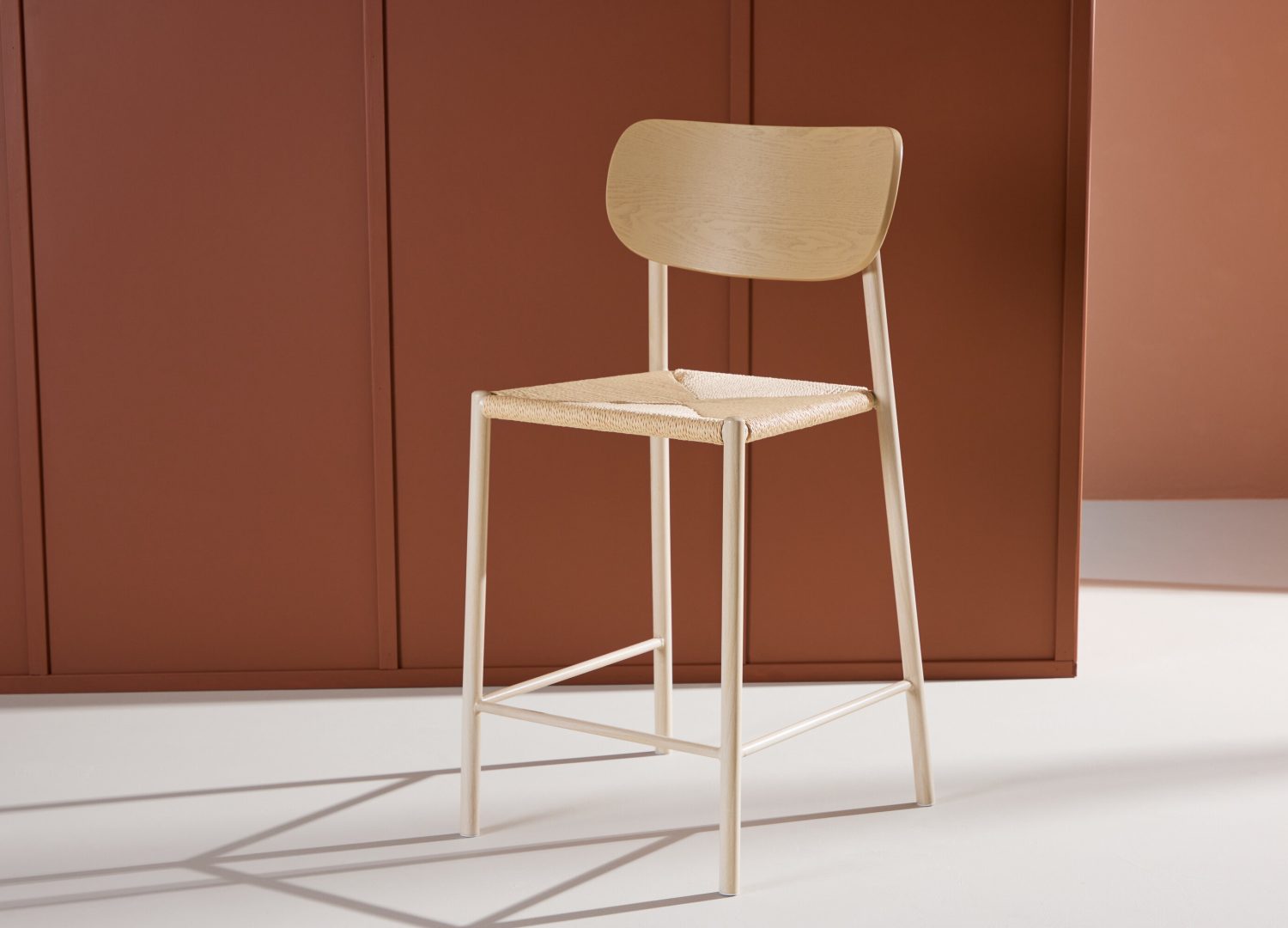 Tabouret de bar Polly cordage beige assise 67 cm mis en scène autour d'un îlot ou d'une table haute