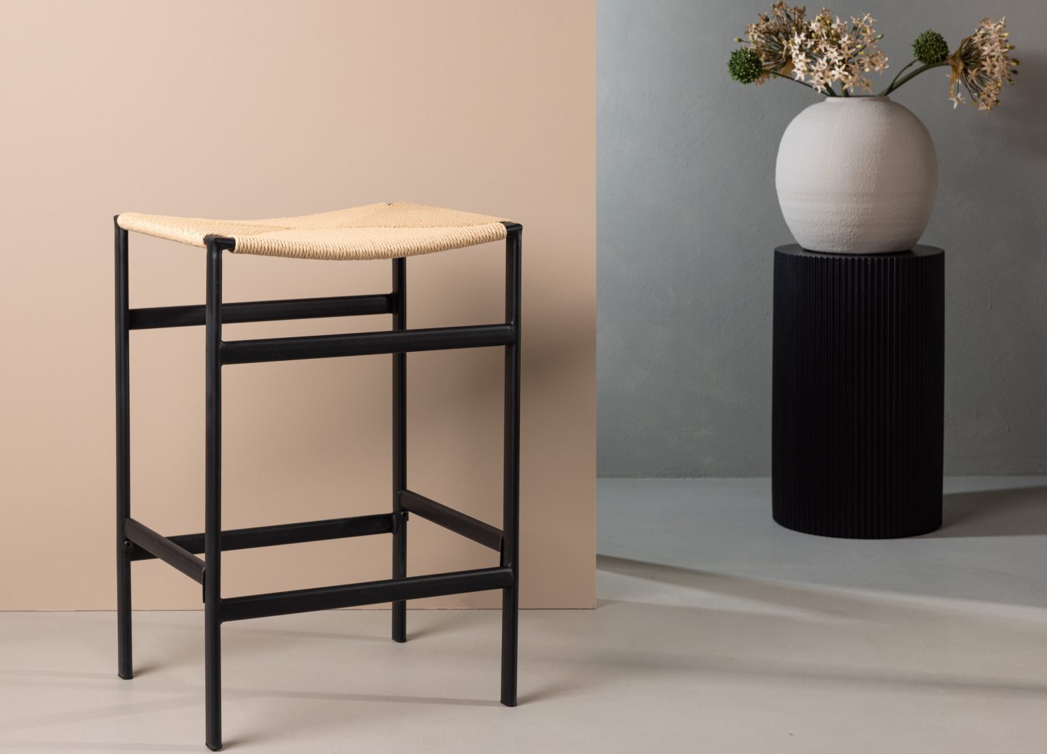 Lot de 2 tabourets de bar Polly rattan naturel assise 66 cm mis en scène autour d'un îlot ou d'une table haute