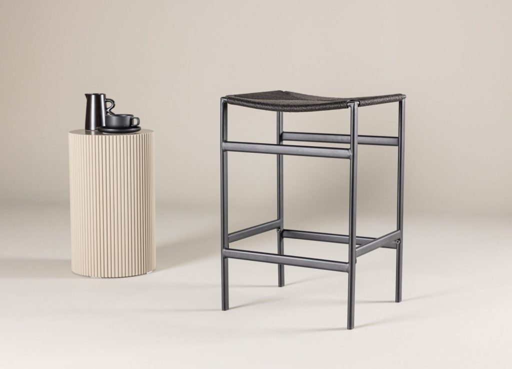 Lot de 2 tabourets de bar Polly cordage noir assise 66 cm mis en scène autour d'un îlot ou d'une table haute