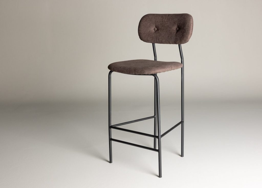 Lot de 2 tabourets de bar Ralf tissu effet lin marron assise 75 cm mis en scène autour d'un îlot ou d'une table haute