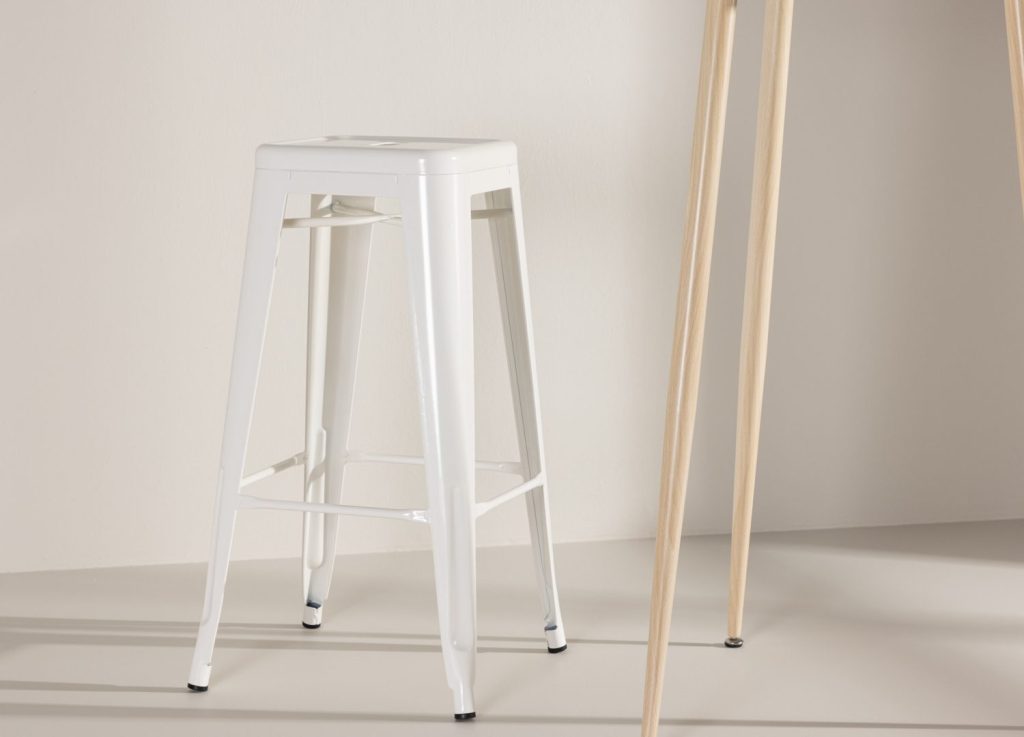 Tabouret de bar Tempe acier beige assise 76 cm mis en scène autour d'un îlot ou d'une table haute