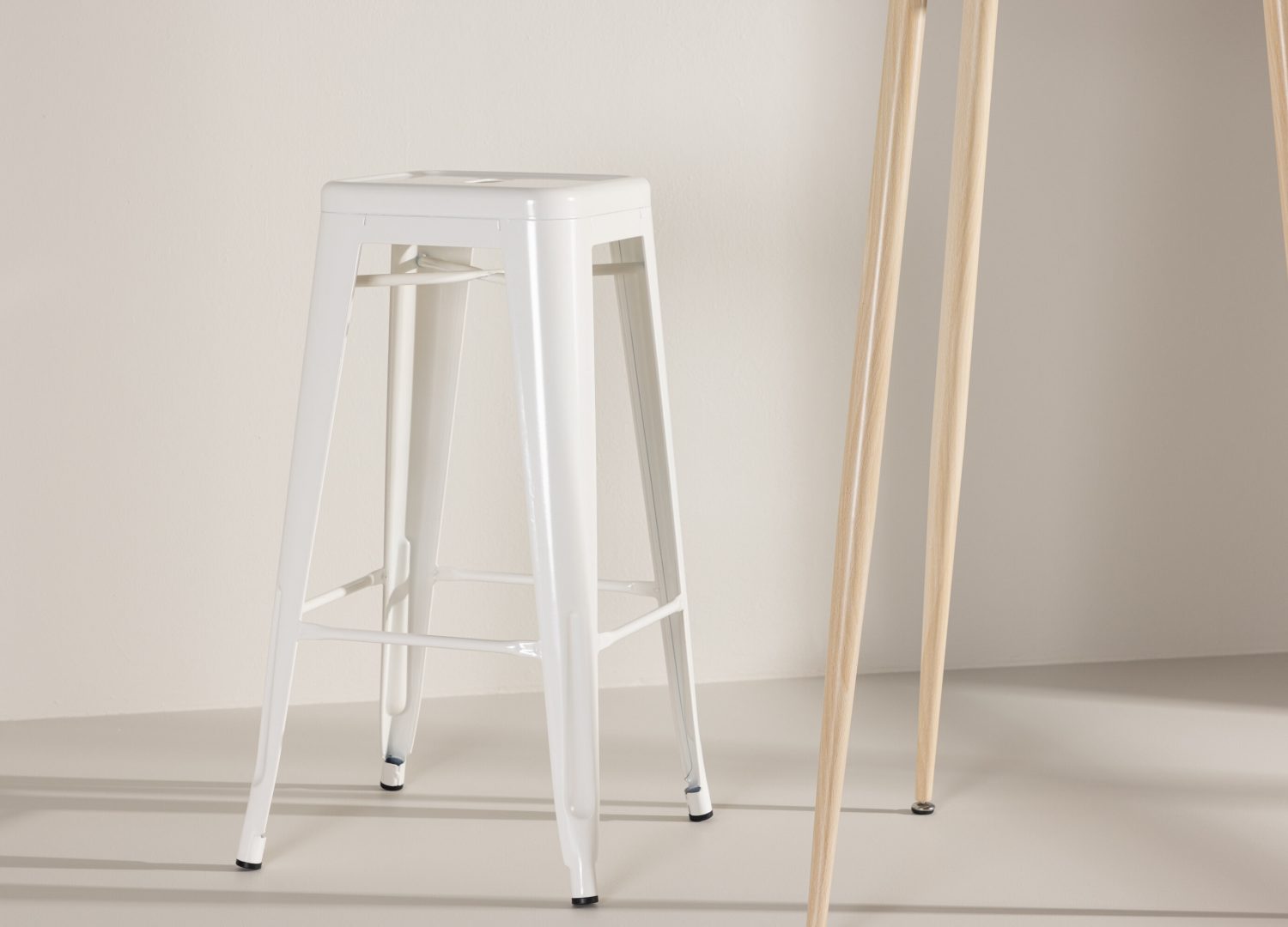 Tabouret de bar Tempe acier beige assise 76 cm mis en scène autour d'un îlot ou d'une table haute