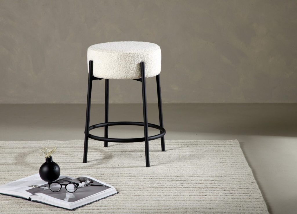 Tabouret de bar Tucson tissu bouclette blanc assise 60 cm mis en scène autour d'un îlot ou d'une table haute