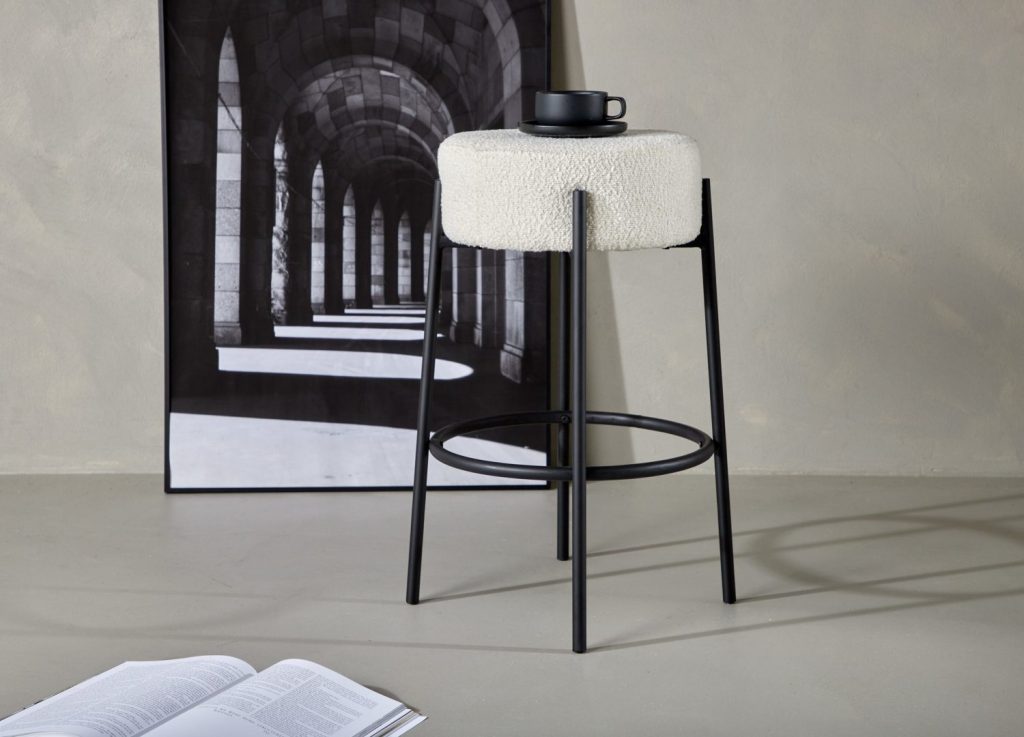 Tabouret de bar Tucson tissu bouclette blanc assise 70 cm mis en scène autour d'un îlot ou d'une table haute