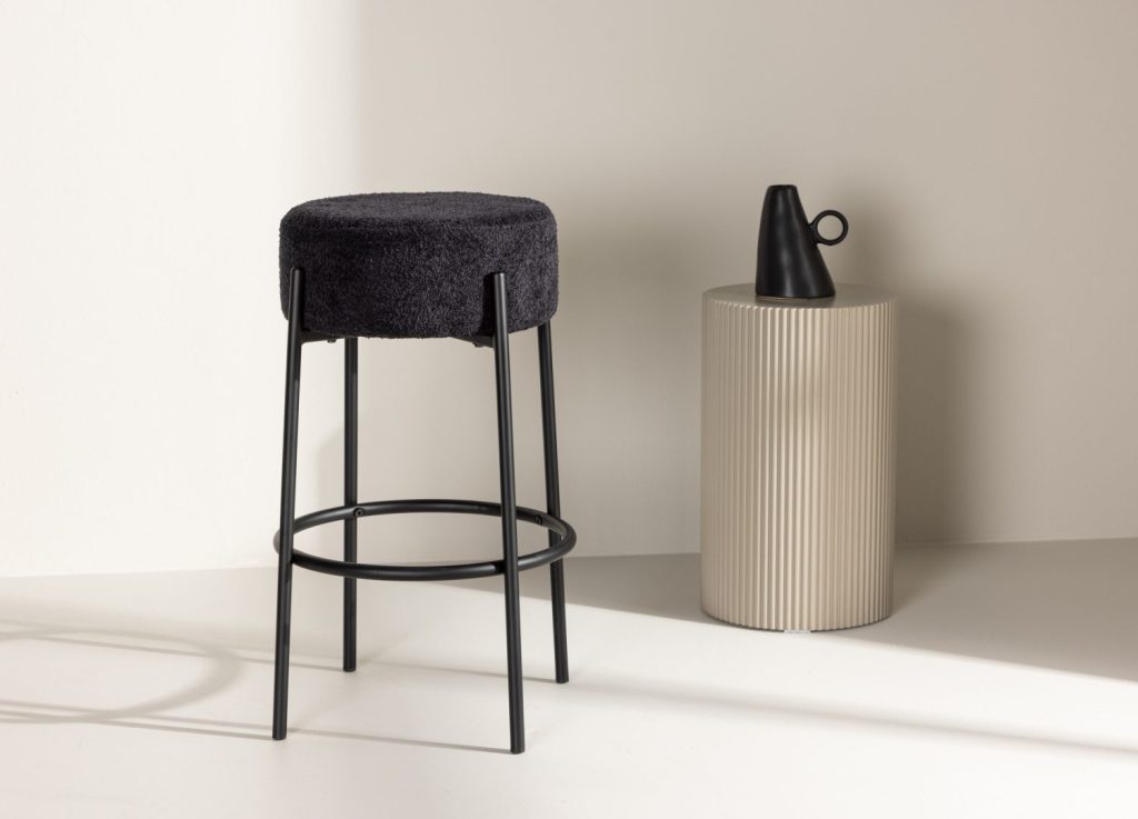 Tabouret de bar Tucson tissu bouclette noir assise 70 cm mis en scène autour d'un îlot ou d'une table haute