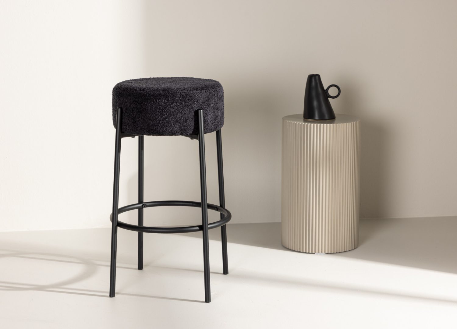 Tabouret de bar Tucson tissu bouclette noir assise 70 cm mis en scène autour d'un îlot ou d'une table haute