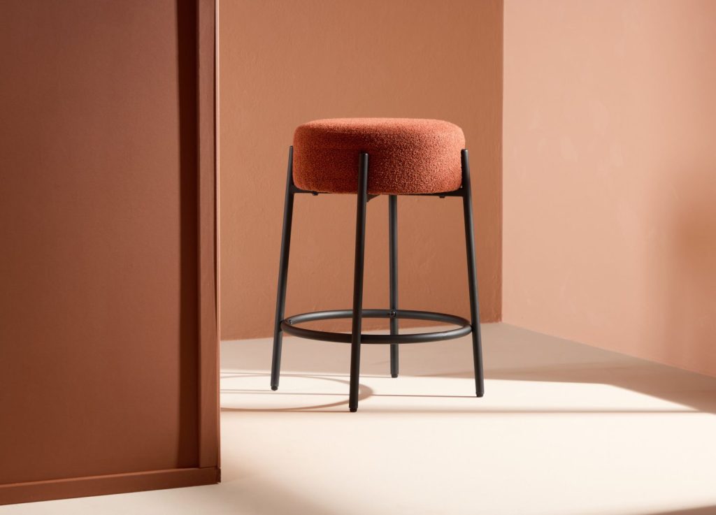 Tabouret de bar Tucson tissu bouclette red assise 60 cm mis en scène autour d'un îlot ou d'une table haute