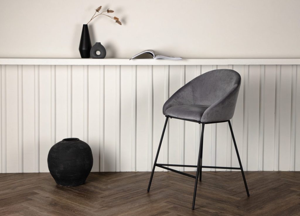 Tabouret de bar Velvet velours gris foncé assise 67 cm mis en scène autour d'un îlot ou d'une table haute