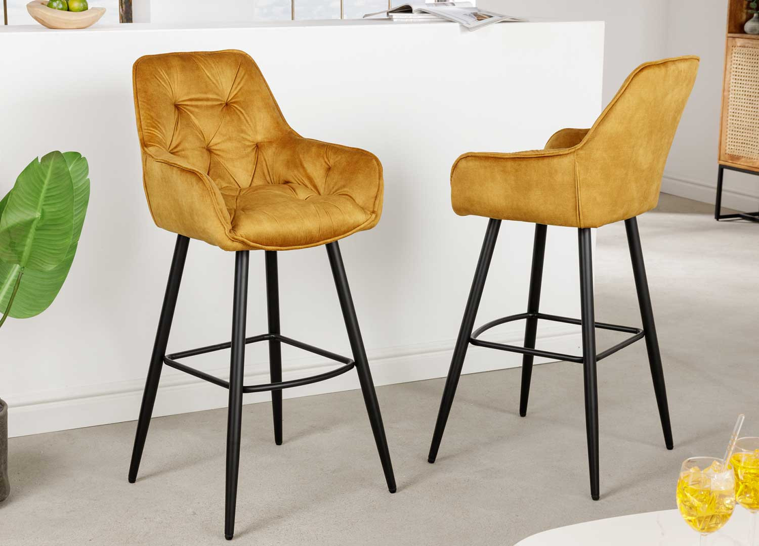 Tabourets de bar design en velours jaune