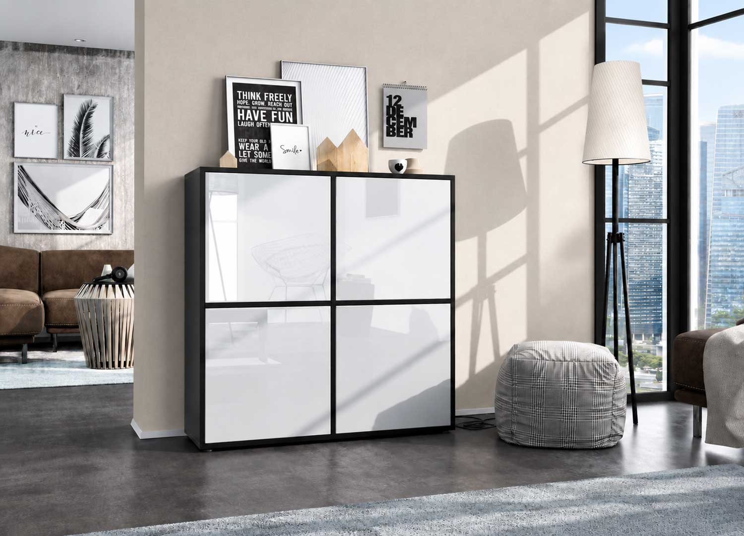 Buffet haut 4 portes blanc laqué avec structure noire dans un salon moderne