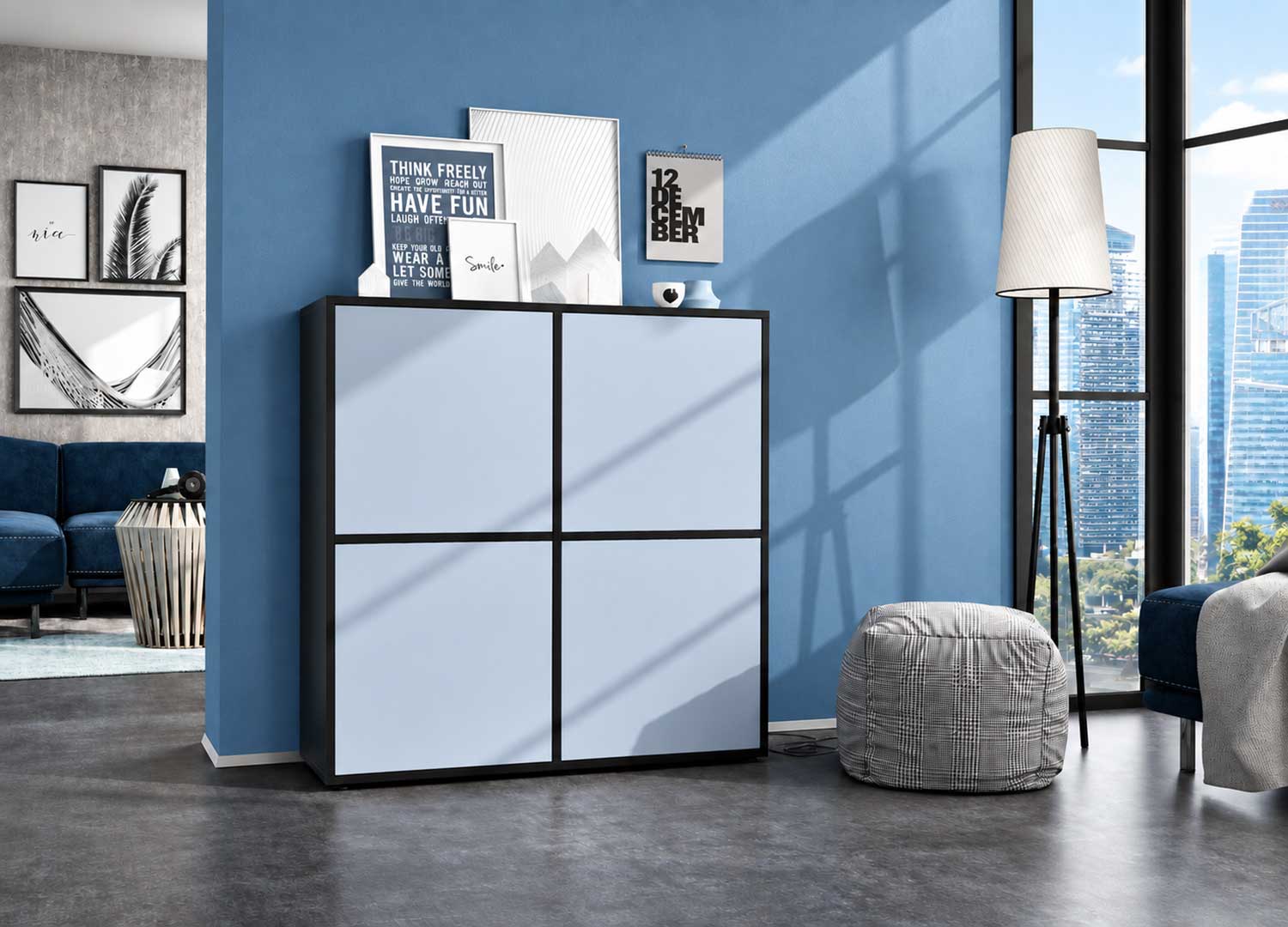 Buffet haut 4 portes coloris denim avec structure noire dans un salon contemporain