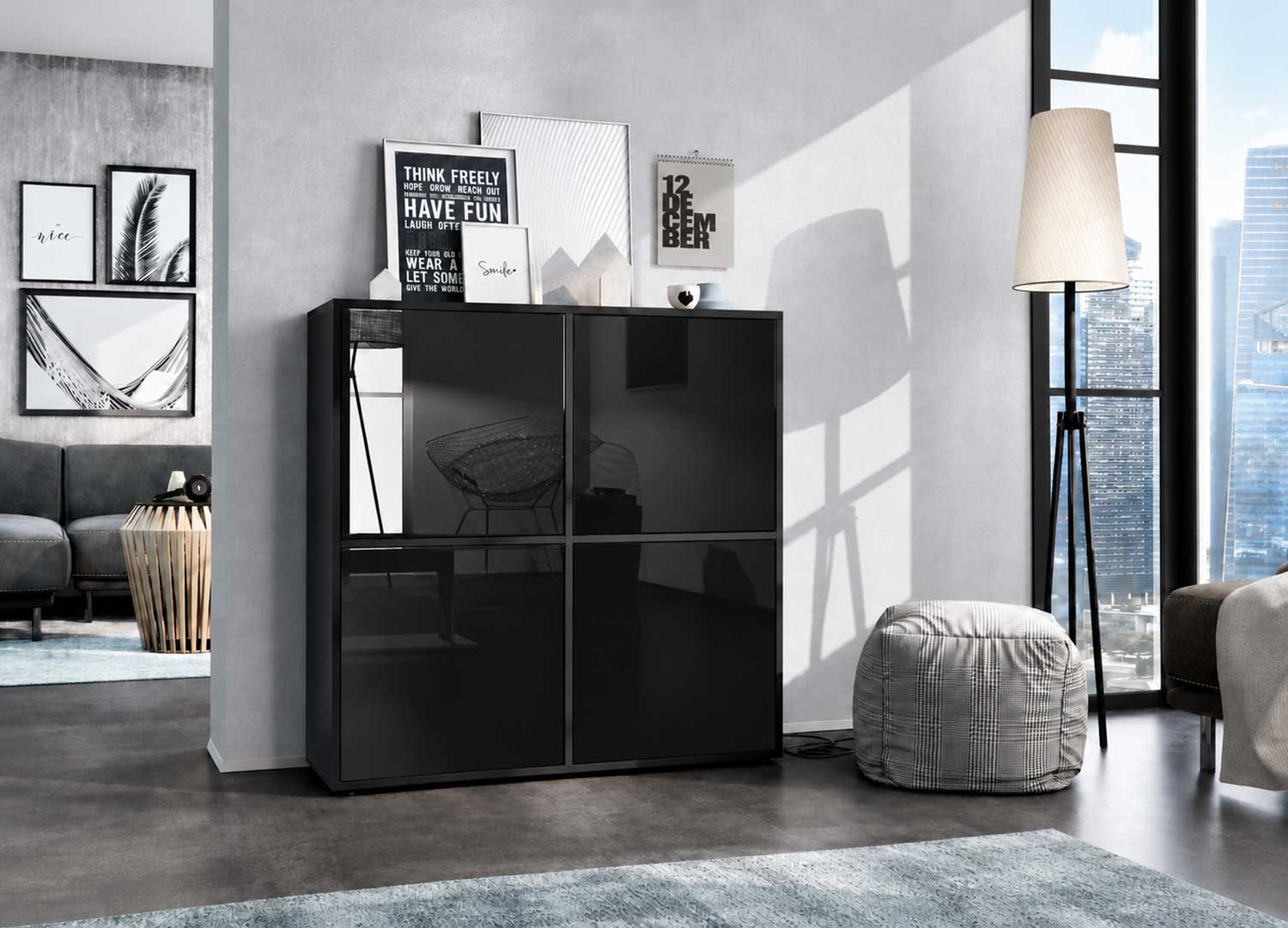 Buffet haut 4 portes noir laqué brillant au design moderne