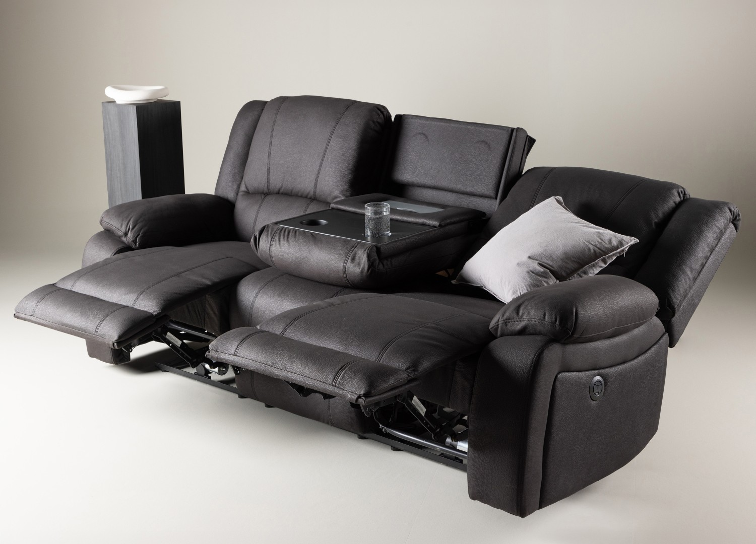 Canapé relax noir Singapore aménagé pour un espace cinéma et détente – vue 11