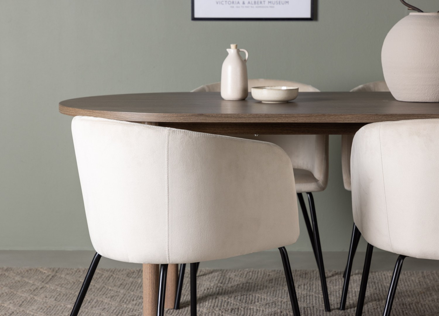 Table ovale Andy et 4 chaises Berit présentées dans un intérieur contemporain