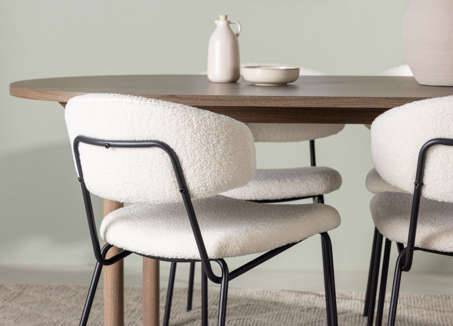 Table ovale Andy et 4 chaises Chico présentées dans un intérieur contemporain