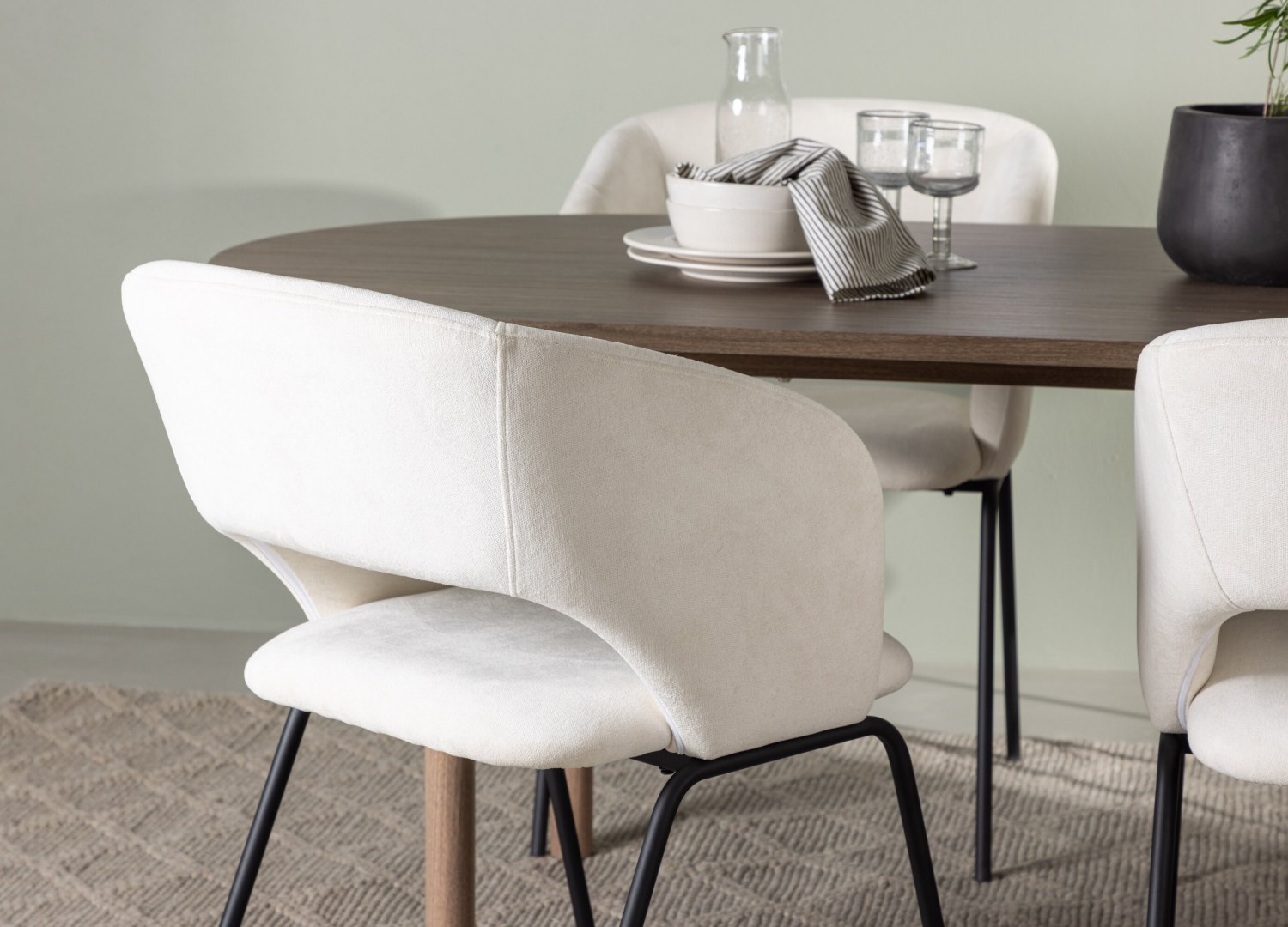 Table ovale Andy et 4 chaises Day présentées dans un intérieur contemporain
