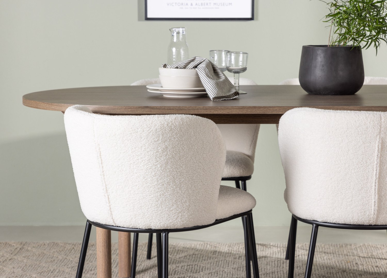 Table ovale Andy et 4 chaises Edina présentées dans un intérieur contemporain