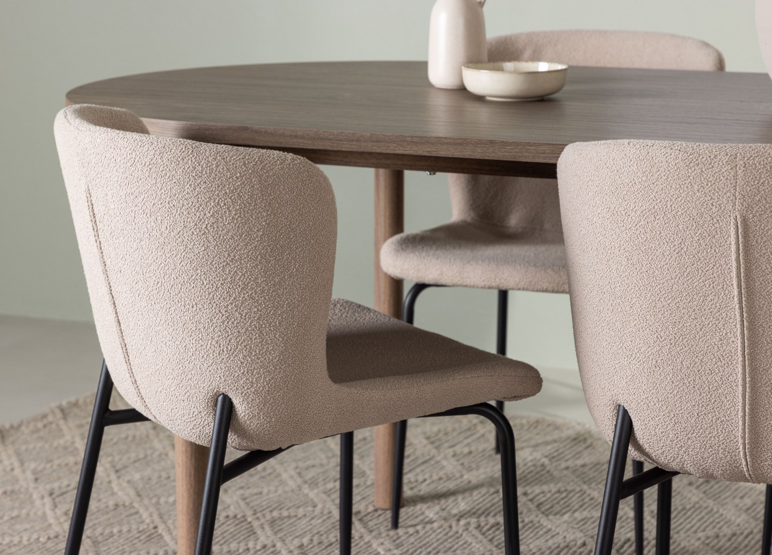 Table ovale Andy et 4 chaises Modesto présentées dans un intérieur contemporain