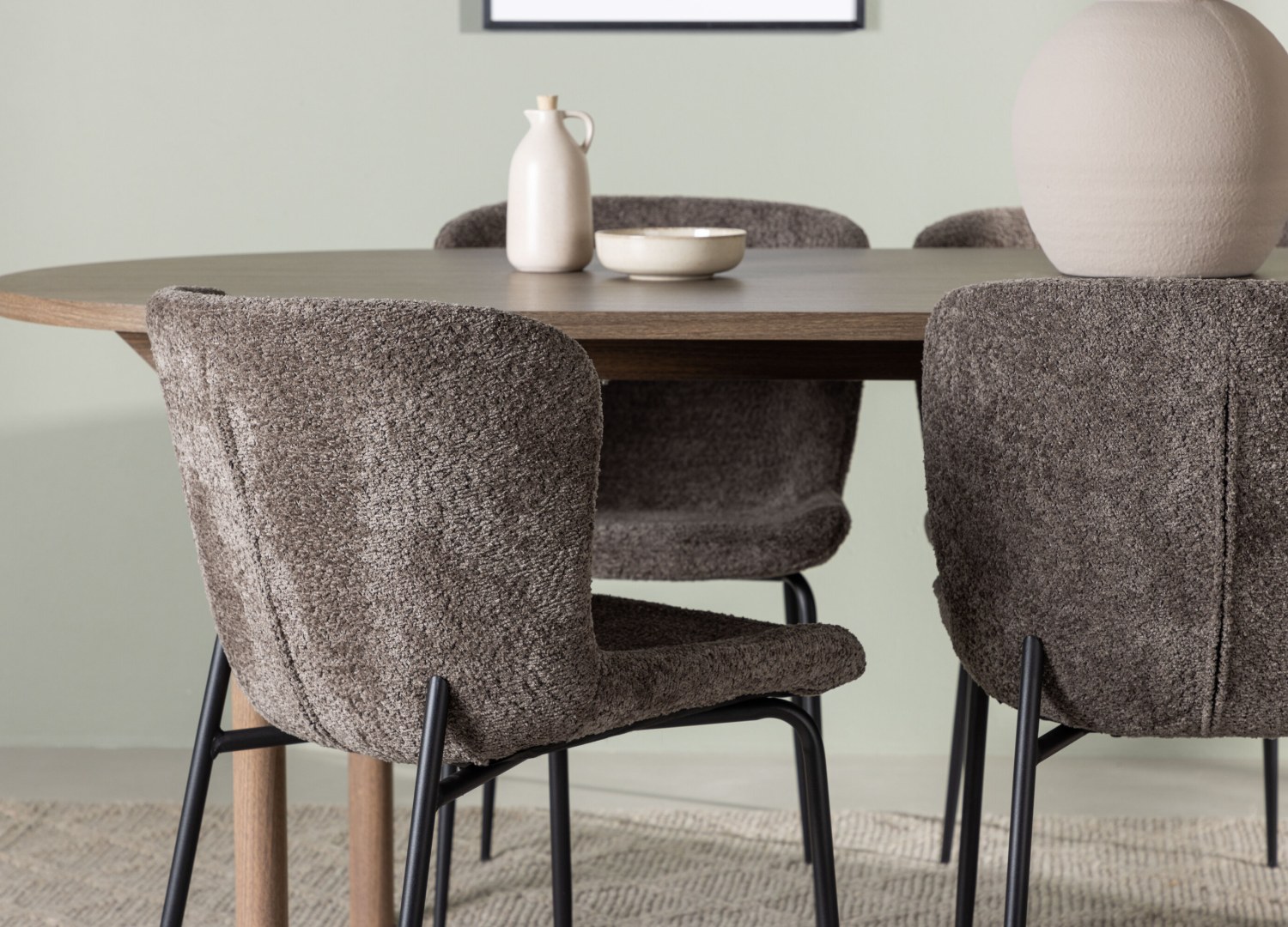Table ovale Andy et 4 chaises Modesto présentées dans un intérieur contemporain