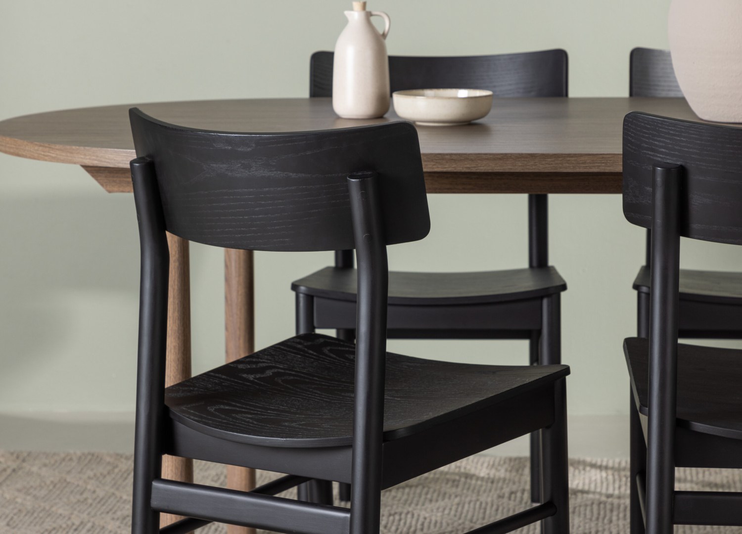 Table ovale Andy et 4 chaises Montros présentées dans un intérieur contemporain