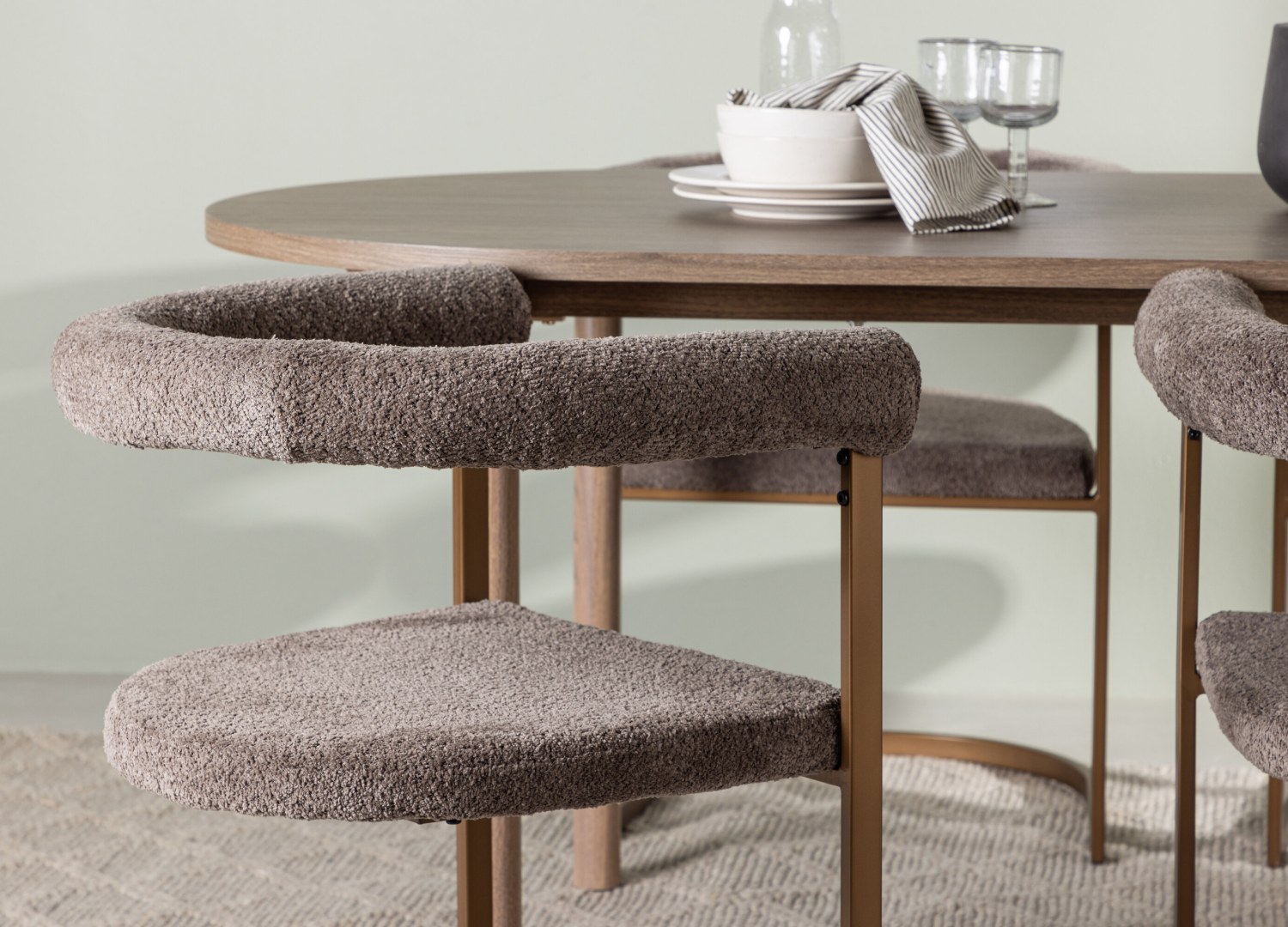Table ovale Andy et 4 chaises Morning présentées dans un intérieur contemporain
