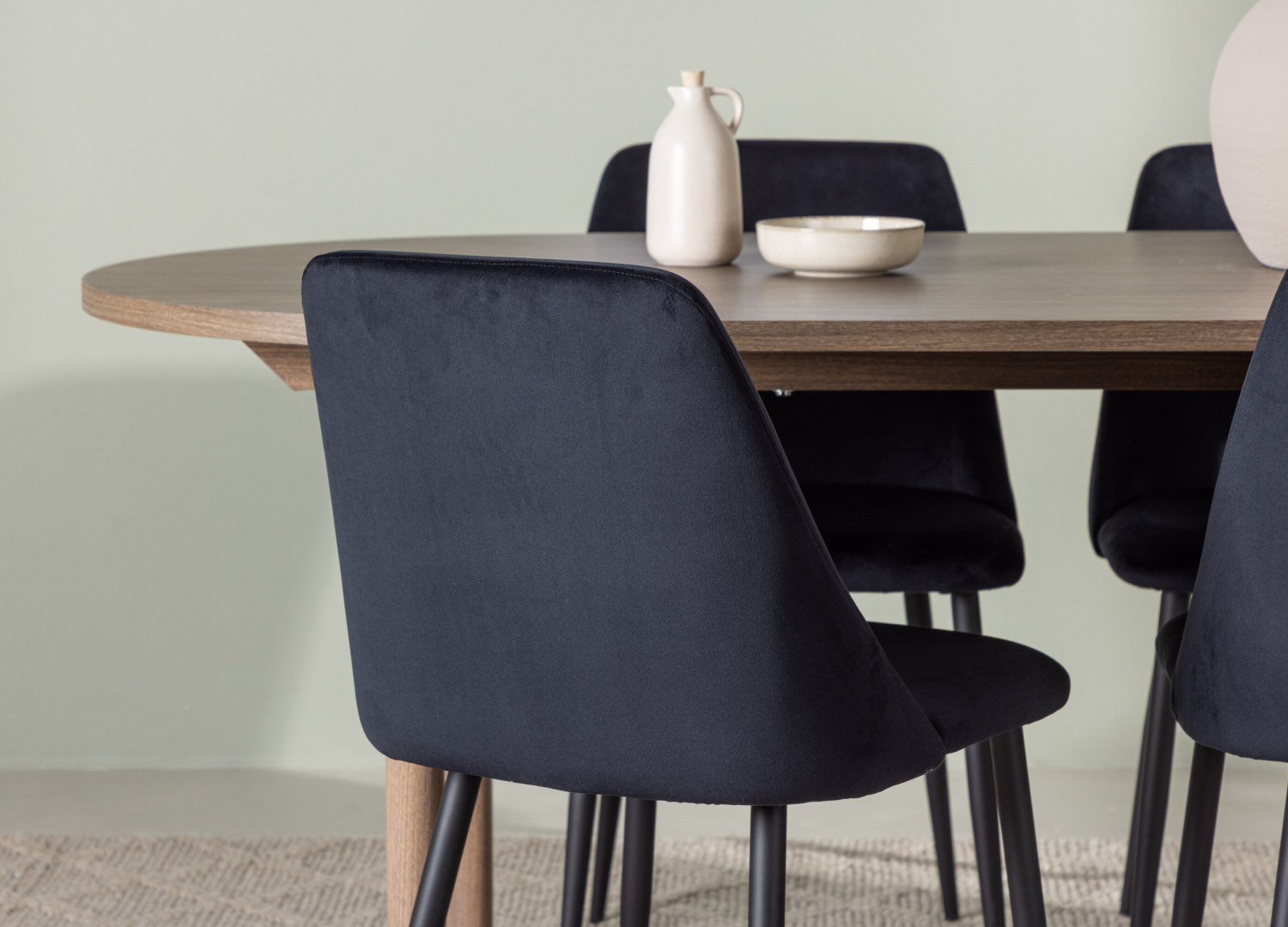 Table ovale Andy et 4 chaises Night présentées dans un intérieur contemporain