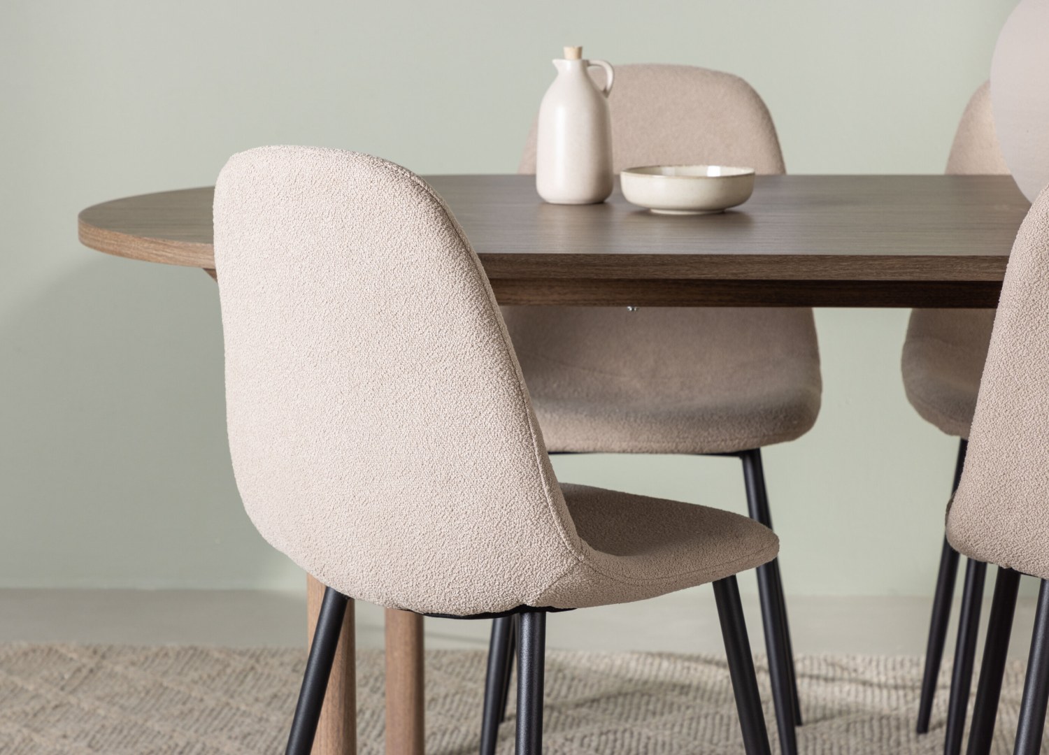 Table ovale Andy et 4 chaises Polar présentées dans un intérieur contemporain