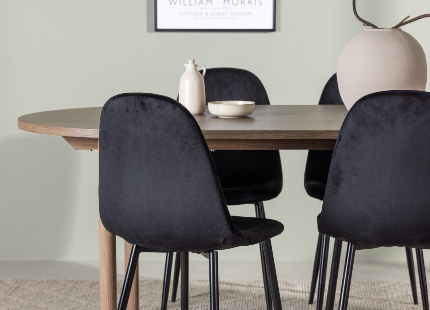 Table ovale Andy et 4 chaises Polar présentées dans un intérieur contemporain