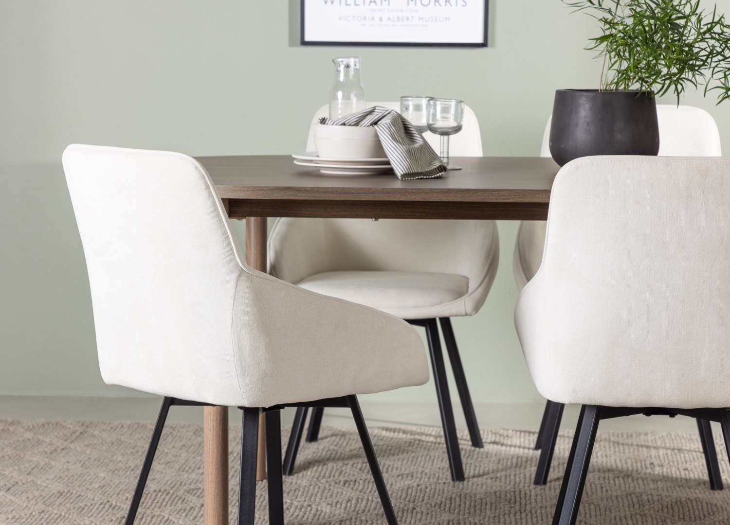 Table ovale Andy et 4 chaises Rosie présentées dans un intérieur contemporain