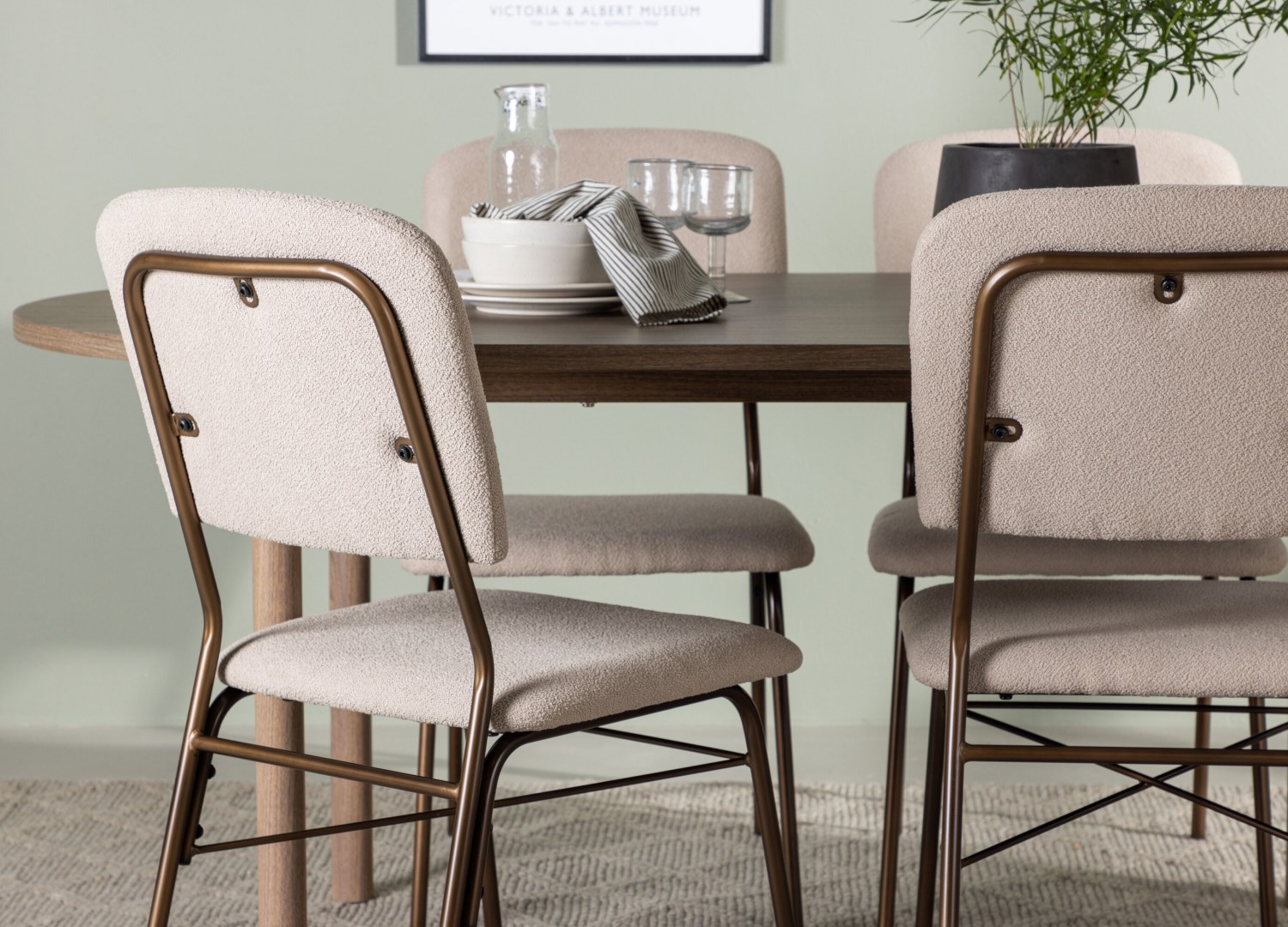 Table ovale Andy et 4 chaises Seda présentées dans un intérieur contemporain