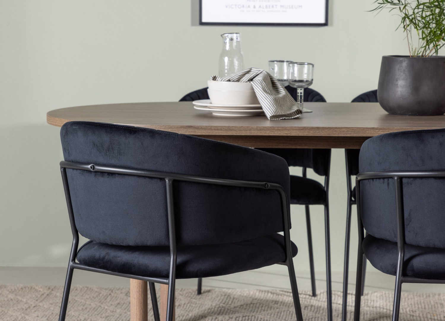 Table ovale Andy et 4 chaises Selma présentées dans un intérieur contemporain
