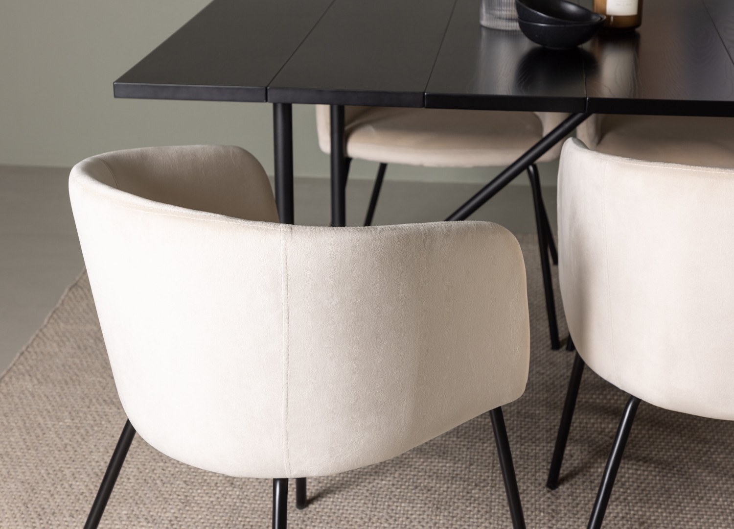 Table rectangulaire Astrid et 6 chaises Berit présentées dans un intérieur contemporain